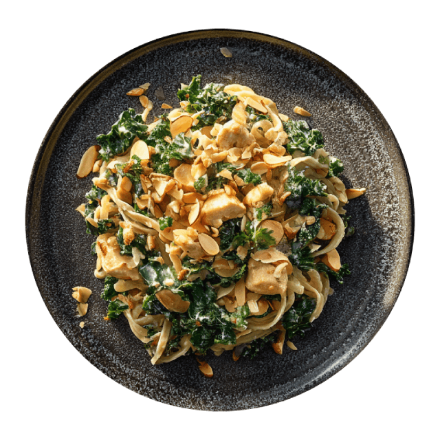 Makaron z aromatycznym kurczakiem w jarmużu i migdałach