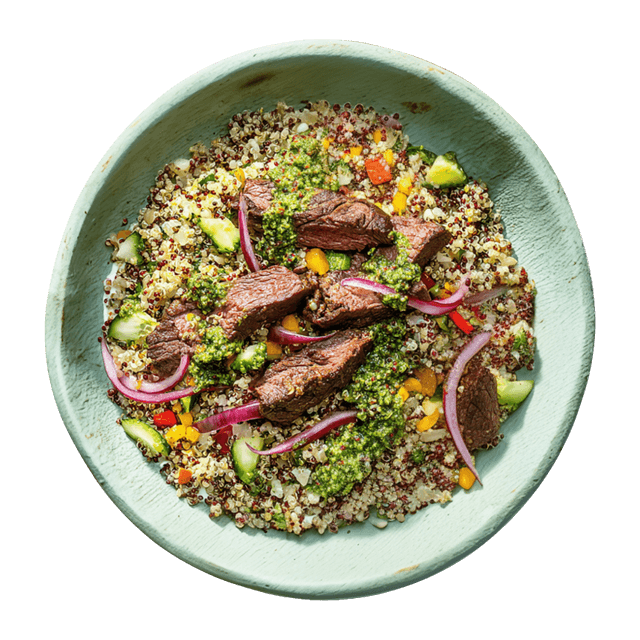 Sałatka z wołowiną, komosą ryżową i sosem z pietruszkowym pesto