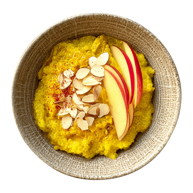 Ciepła komosanka o smaku złotego mleka z prażonymi migdałami i owocami